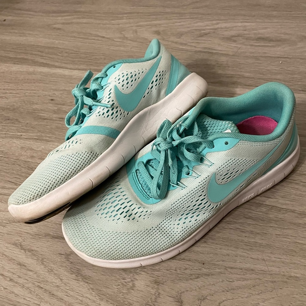 Nike tennis shoes
